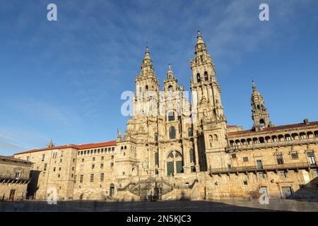 Santiago de Compostela, Spagna. Vista sulla facciata principale della Cattedrale di San Giacomo da Piazza Obradoiro Foto Stock