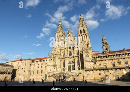 Santiago de Compostela, Spagna. Vista sulla facciata principale della Cattedrale di San Giacomo da Piazza Obradoiro Foto Stock