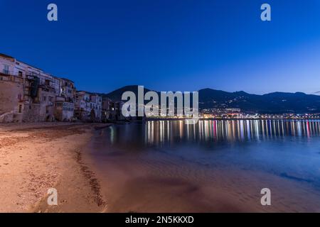 Il pittoresco villaggio di mare di Cefalù al calar della notte, in Sicilia Foto Stock