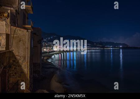 Il pittoresco villaggio di mare di Cefalù di notte, in Sicilia Foto Stock