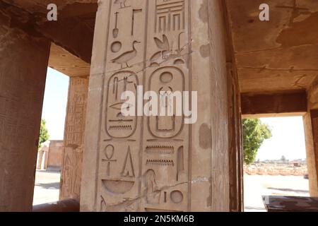 Belle sculture antiche egiziane al tempio di Karnak a Luxor, Egitto Foto Stock