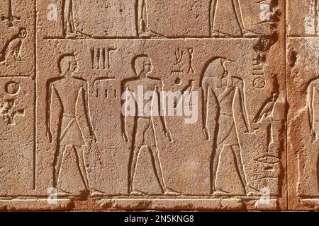 Belle sculture antiche egiziane al tempio di Karnak a Luxor, Egitto Foto Stock