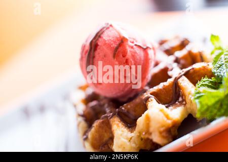 Una cialda, citata anche con le parole straniere cialda, cialda, cialda o cialda, è una tipica colazione belga e francese del nord. Foto Stock