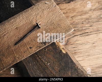 Croce di legno con un vecchio chiodo arrugginito simboleggia la crocifissione di Gesù. Concetto di Pasqua con testo libero spazio Foto Stock