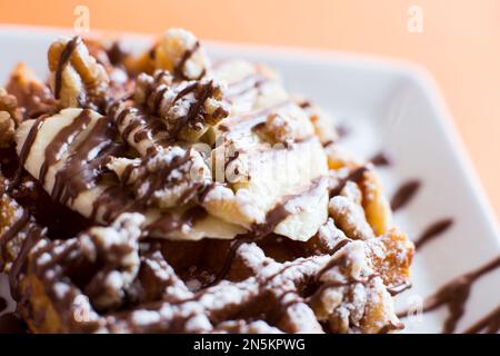 Una cialda, citata anche con le parole straniere cialda, cialda, cialda o cialda, è una tipica colazione belga e francese del nord. Foto Stock