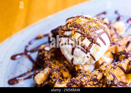 Una cialda, citata anche con le parole straniere cialda, cialda, cialda o cialda, è una tipica colazione belga e francese del nord. Foto Stock