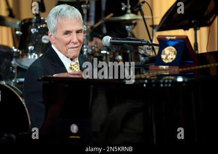 Washington, Stato di Vereinigte. 09th maggio, 2012. Il vincitore del premio Gershwin Burt Bacharach suona il pianoforte in un concerto che lo rende omaggio e il vincitore del premio Hal David, nella East Room della Casa Bianca di Washington il 9 maggio 2012. Credito: Kevin Dietsch/Pool tramite CNP/dpa/Alamy Live News Foto Stock