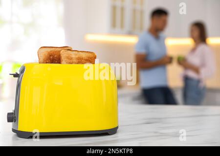 Tostapane moderno con fette di pane su sfondo rosa Foto stock - Alamy