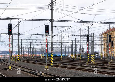 Principali incroci ferroviari e linee elettriche aeree presso la stazione ferroviaria principale di Praga, Praga, Repubblica Ceca Foto Stock