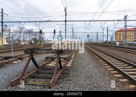 Principali incroci ferroviari e linee elettriche aeree presso la stazione ferroviaria principale di Praga, Praga, Repubblica Ceca Foto Stock