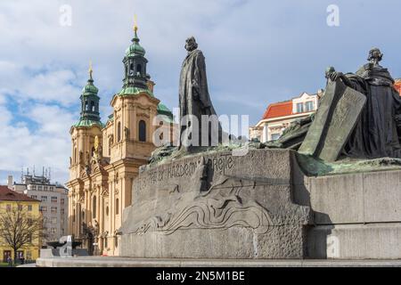 Il Memoriale di Jan Hus si trova ad un'estremità della Piazza della Città Vecchia, Praga, nella Repubblica Ceca. L'enorme monumento raffigura guerrieri vittoriosi Hussite Foto Stock