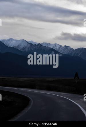 Paesaggio naturale sulle montagne della Romania sentiero escursionistico Foto Stock