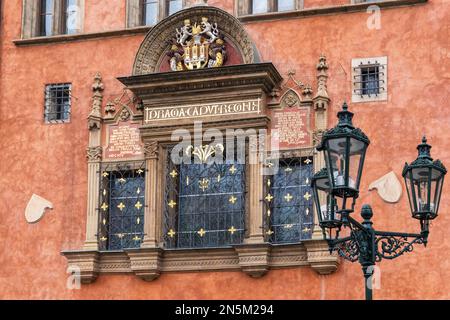 Dettaglio architettonico di un edificio storico nel centro di Praga, Praga, ceco, finestra medievale sulle mura del vecchio Municipio, Foto Stock