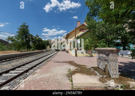 Erzincan, Turchia, 30 2022 giugno: Stazione ferroviaria del distretto di Kemah e una vecchia fontana Foto Stock