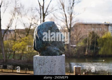 Busto di bronzo del compositore tedesco Robert Schumann nel parco pubblico Hofgarten a Düsseldorf/Germania, svelato 1956. Scultore: Karl Hartung. Foto Stock
