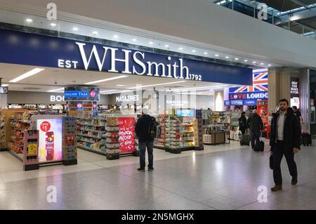 WH Smith negozio al Terminal 5, aeroporto di Heathrow, Londra UK Foto Stock