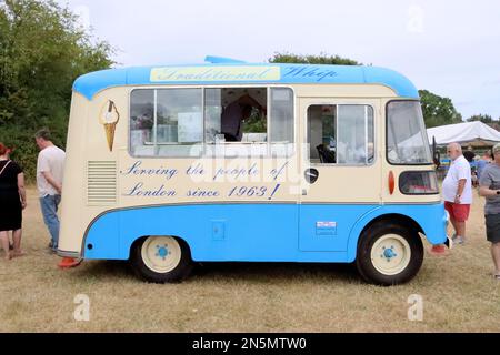 Un furgone gelato Morris LD d'annata 1962, godendo di un commercio sano in un rally a vapore e auto classica evento, 2022 luglio. Foto Stock