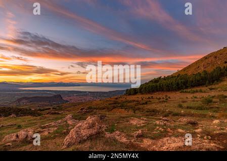 Vista panoramica sul golfo di Castellammare al crepuscolo dalle campagne di Romitello, in Sicilia Foto Stock