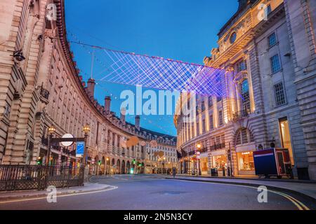 Londra, Regno Unito - festoso illuminato Regent Street la mattina di Natale. Strade completamente vuote il 25th dicembre presso i famosi negozi di Londra Foto Stock