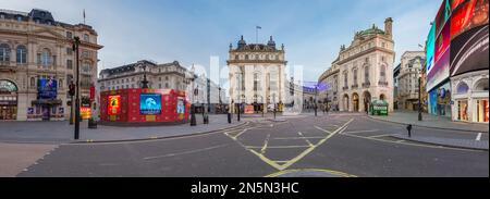 LONDRA, REGNO UNITO - 2015.12.25: Strade vuote, nessun traffico e nessuna gente il giorno di Natale al Piccadilly Circus di Londra, Regno Unito. Scatto panoramico del Foto Stock