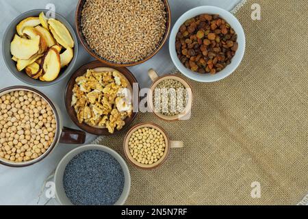 Vari cibi biologici vegetariani in ciotole. Vista rurale e fattoria. Vista dall'alto. Spazio di copia. Foto Stock