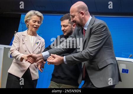 Bruxelles, 09 febbraio 2023. Il presidente della Commissione europea Ursula von der Leyen, il presidente dell'Ucraina Volodymyr Zelensky e il presidente del Consiglio europeo Charles Michel hanno illustrato in un vertice speciale del Consiglio europeo, tenutosi a Bruxelles giovedì 09 febbraio 2023. I leader dell'UE discuteranno dei recenti sviluppi per quanto riguarda la guerra di aggressione della Russia contro l'Ucraina e il continuo sostegno dell'UE all'Ucraina. FOTO DI BELGA NICOLAS MAETERLINCK Foto Stock