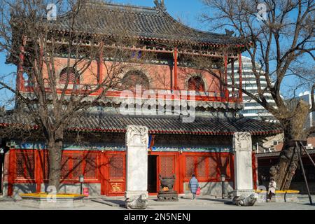 Rulai Hall (sotto) e Wanfo Hall（superiore, o Sala del Buddha Ten Thousand) nel Tempio di Zhihua a Pechino, Cina. 31 gennaio 2023 Foto Stock