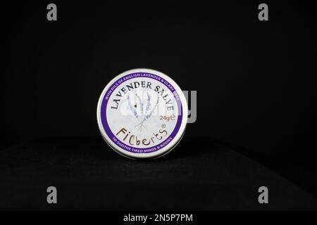 EXETER, DEVON, UK - 10 GENNAIO 2023 Filberts di Dorset, UK azienda prodotto lattina ed etichetta Lavender Salve Foto Stock