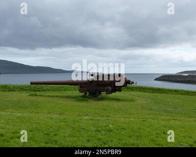 Una pistola d'epoca della seconda Guerra Mondiale a Skansin Fort, la città di Torshavn sul mare nelle Isole Faroe Foto Stock