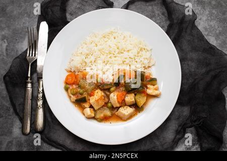 stufato di calamari con verdure e riso bollito sul piatto Foto Stock