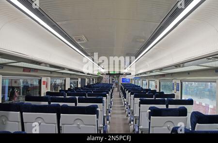 Vista interna del pullman Vande Bharat Express di stanza al Chhatrapati Shivaji Maharaj Terminus (CSMT). Il primo ministro indiano Narendra modi bandiera fuori Vande Bharat Express treno per due rotte, Chhatrapati Shivaji Maharaj Terminus (CSMT) e Sainagar Shirdi a Solapur Venerdì a Mumbai. Foto Stock