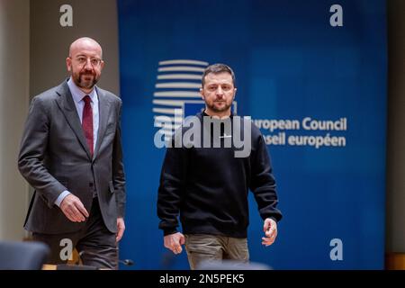 BRUXELLES - il presidente ucraino Volodimir Zelensky arriva per il primo giorno di un vertice UE inserito. La riunione discuterà, tra l'altro, del sostegno dell'UE all'Ucraina e dei crescenti problemi di migrazione in Europa. ANP JONAS ROOSENS olanda fuori - belgio fuori Foto Stock