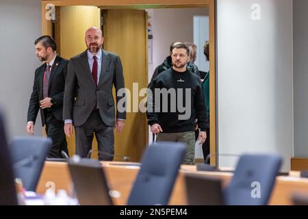 BRUXELLES - il presidente ucraino Volodimir Zelensky arriva per il primo giorno di un vertice UE inserito. La riunione discuterà, tra l'altro, del sostegno dell'UE all'Ucraina e dei crescenti problemi di migrazione in Europa. ANP JONAS ROOSENS olanda fuori - belgio fuori Foto Stock