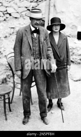 George Herbert, Lord Carnarvon e sua figlia, Lady Evelyn Herbert alla tomba di Tutankhamen. Ritratto del finanziatore della ricerca e dello scavo della tomba di Tutankhamon, George Edward Stanhope Molyneux Herbert, 5th Conte di Carnarvon (1866-1923), 1922 Foto Stock