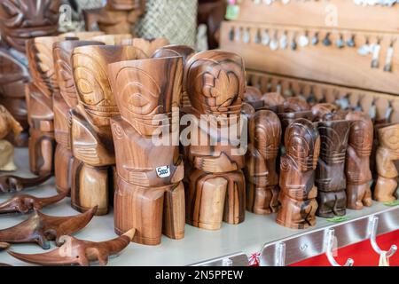 Sculture tiki in legno fatte a mano vendute al mercato locale di Papeete, Tahiti, Polinesia francese Foto Stock