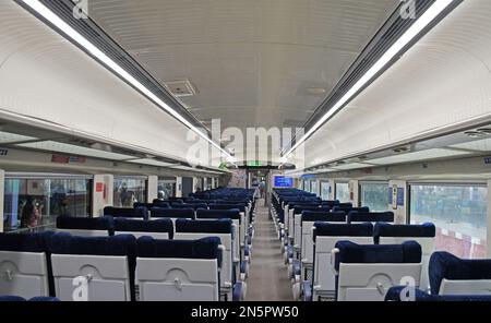 Mumbai, Maharashtra, India. 9th Feb, 2023. Vista interna del pullman Vande Bharat Express di stanza al Chhatrapati Shivaji Maharaj Terminus (CSMT). Il primo ministro indiano Narendra modi bandiera fuori Vande Bharat Express treno per due rotte, Chhatrapati Shivaji Maharaj Terminus (CSMT) e Sainagar Shirdi a Solapur Venerdì a Mumbai. (Credit Image: © Ashish Vaishnav/SOPA Images via ZUMA Press Wire) SOLO PER USO EDITORIALE! Non per USO commerciale! Foto Stock