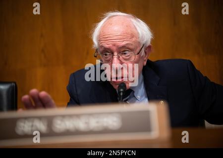 Washington, Stati Uniti. 09th Feb, 2023. Il Senatore Bernie Sanders (i-VT), presidente della commissione, esprime le sue osservazioni durante una riunione del Senato della Commissione Salute, Istruzione, lavoro e pensioni, negli Stati Uniti Capitol, a Washington, DC, giovedì 9 febbraio 2023. (Graeme Sloan/Sipa USA) Credit: Sipa USA/Alamy Live News Foto Stock