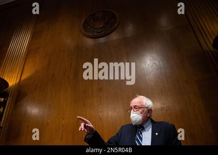 Washington, Stati Uniti. 09th Feb, 2023. Il senatore Bernie Sanders (i-VT), presidente della commissione, parla con i senatori prima di una riunione della commissione Salute, Istruzione, lavoro e pensioni del Senato, negli Stati Uniti Capitol, a Washington, DC, giovedì 9 febbraio 2023. (Graeme Sloan/Sipa USA) Credit: Sipa USA/Alamy Live News Foto Stock