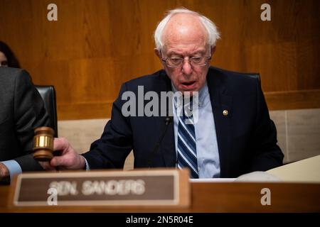 Washington, Stati Uniti. 09th Feb, 2023. Il Senatore Bernie Sanders (i-VT), presidente della commissione, si riunisce in una riunione del Senato Salute, Istruzione, lavoro e pensioni, presso gli Stati Uniti Capitol, a Washington, DC, giovedì 9 febbraio 2023. (Graeme Sloan/Sipa USA) Credit: Sipa USA/Alamy Live News Foto Stock