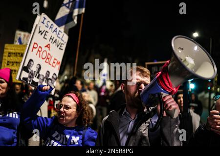 Gerusalemme, Israele. 09th Feb, 2023. Gli israeliani protestano contro il nuovo governo di destra al di fuori della casa del primo ministro. Credit: Ilia Yefimovich/dpa/Alamy Live News Foto Stock