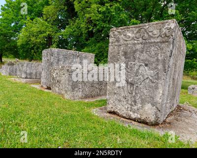 Stecci Cimiteri medievali a Boljuni, Bosnia-Erzegovina. Sito UNESCO. Luogo di interesse storico. Foto Stock