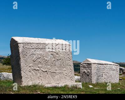 Stecci tombe medievali cimitero Dugo Polje a Blidinje, BiH. Sito UNESCO. Luogo di interesse storico. Foto Stock