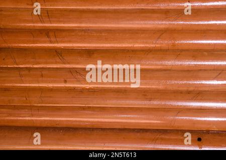 Primo piano dettagli di struttura in legno di astratto modello di bastone di bambù giallo-marrone, materiale da costruzione giapponese per sfondo, sfondo o elemento di design deco Foto Stock