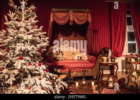 Chenonceau, Francia - 30 2022 dicembre: Il letto reale con orso giocattolo nel chambre del castello di Amboise Foto Stock