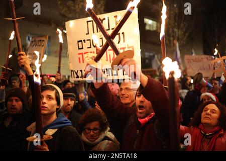 Gerusalemme, Israele. 09th Feb, 2023. Gli israeliani protestano contro il nuovo governo di destra al di fuori della casa del primo ministro. Credit: Ilia Yefimovich/dpa/Alamy Live News Foto Stock