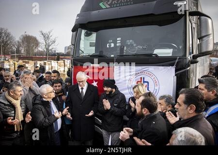 ROTTERDAM - il sindaco Aboutaleb tiene una preghiera sulla piazza di fronte alla moschea di Mevlana con l'autista che porta i beni consegnati in Turchia. La Fondazione Islamica dei Paesi Bassi (ISN) ha ora raccolto 2,3 milioni di euro per le vittime dei terremoti in Turchia. L'organizzazione ombrello, che rappresenta 148 moschee, raccoglie anche le merci per le vittime oltre al denaro. L'obiettivo è quello di poter inviare la merce all'area interessata entro una settimana. ANP RAMON VAN FLYMEN olanda fuori - belgio fuori Foto Stock