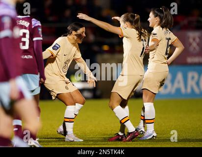 Sam Kerr di Chelsea (a sinistra) festeggia con i compagni di squadra dopo aver segnato il primo gol del gioco durante la partita semifinale della fa Women's Continental Tyres League Cup al Chigwell Construction Stadium di Dagenham. Data immagine: Giovedì 9 febbraio 2023. Foto Stock