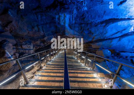 Una scala illuminata all'interno della Grotta di Goughs a Cheddar nel Somerset Foto Stock