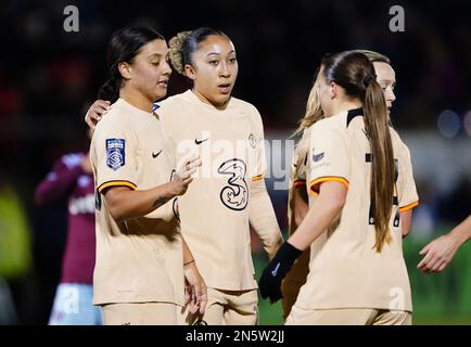 Sam Kerr di Chelsea (a sinistra) festeggia con i compagni di squadra dopo aver segnato il terzo gol del gioco durante la partita semifinale della fa Women's Continental Tyres League Cup al Chigwell Construction Stadium di Dagenham. Data immagine: Giovedì 9 febbraio 2023. Foto Stock