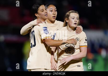 Sam Kerr di Chelsea (a sinistra) festeggia con i compagni di squadra dopo aver segnato il terzo gol del gioco durante la partita semifinale della fa Women's Continental Tyres League Cup al Chigwell Construction Stadium di Dagenham. Data immagine: Giovedì 9 febbraio 2023. Foto Stock